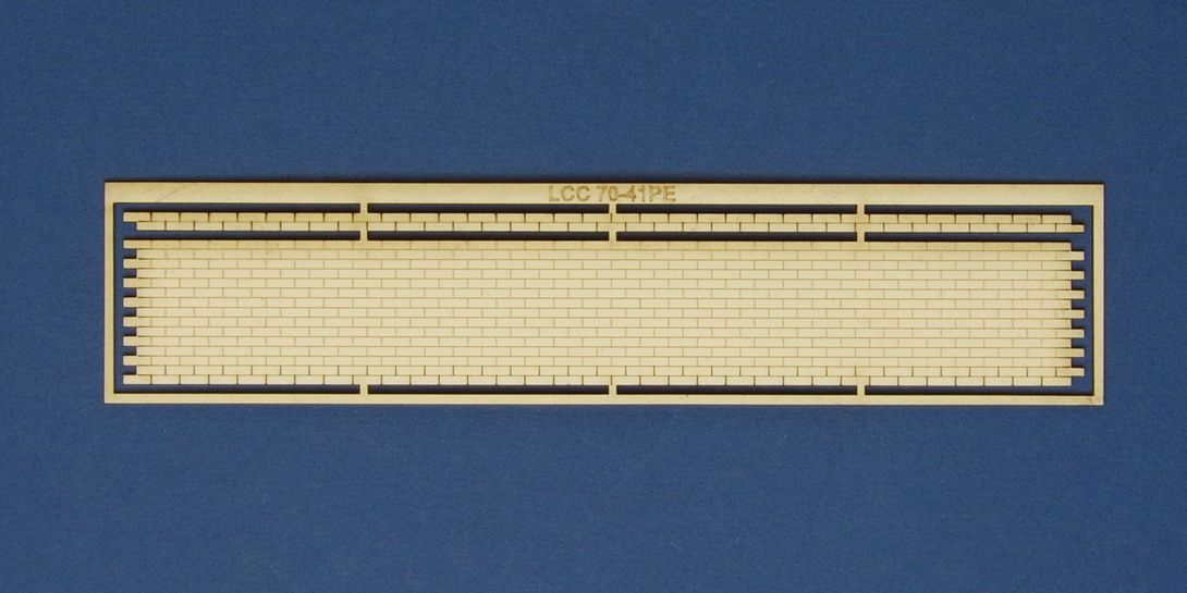LCC 70-41PE O gauge platform edge wall Platform edging for the O gauge platforms. Made with 1.4mm thick material which allows it to be bent into a gentle curve.